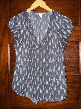 Size 6 H&M Conscious Lightweight Giraffe Short sleeve Blouse